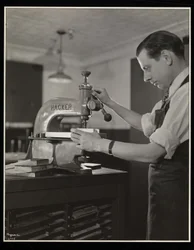 Trabajando en tipografía en Unz und Co., 24 Beaver Street, Nueva York, 1932